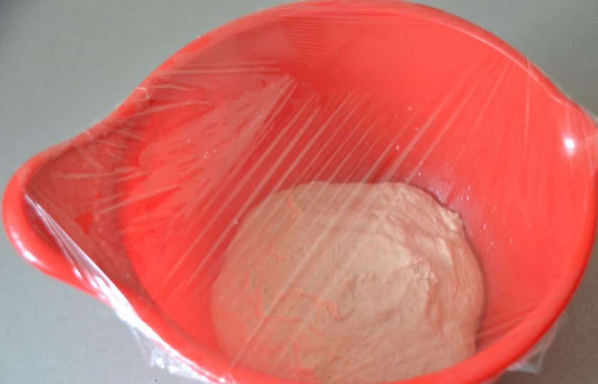 1. Этап. Шотис пури: Вымешанное тесто положите в емкость, края которой смазаны растительным маслом, накройте пленкой и поставьте в теплое место для брожения на 2-2,5 часа, через час сделайте обминку теста.