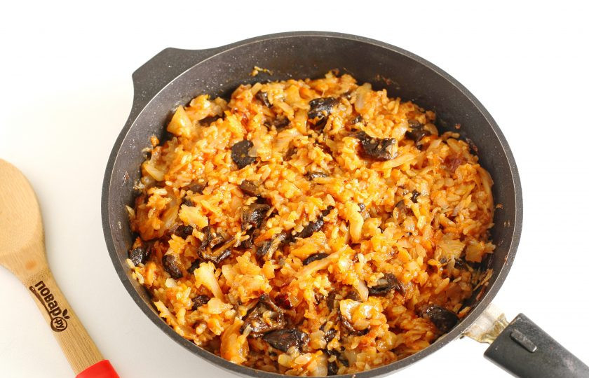 1. Этап. Капуста тушеная с грибами и рисом: Капуста тушеная с грибами и рисом готова.