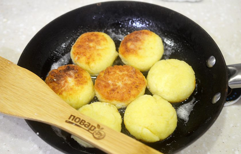 1. Этап. Сырники с рисовой мукой: 7. Обжарьте сырники с двух сторон до полной готовности и золотистой корочки.