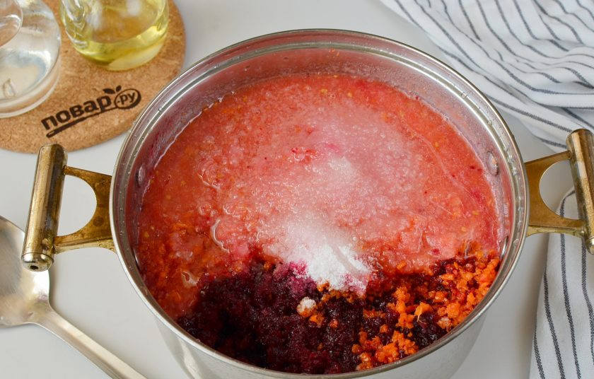 1. Этап. Икра из свеклы на зиму: Добавьте соль, сахар, растительное масло, перемешайте хорошо. Поставьте кастрюлю на огонь, доведите до кипения икру и варите под крышкой 45 минут. Периодически перемешивайте.