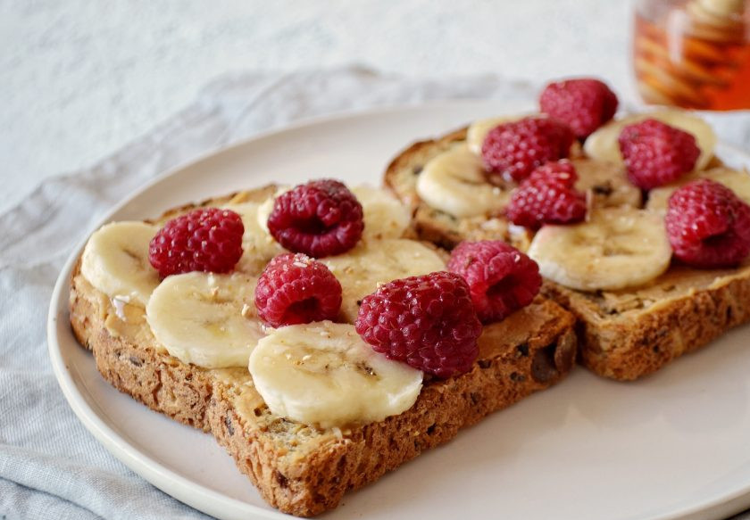 1. Этап. Тосты с арахисовой пастой: Затем полейте тосты сиропом топинамбура. Украсьте малиной и сахаром с апельсиновой цедрой.