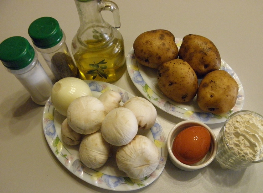 1. Этап. Зразы картофельные с грибами: Приготовьте продукты согласно списку ингредиентов. Шампиньоны можно заменить на вешенку, она тоже быстро готовится, но сам гриб чуть более грубый. Картофель тщательно вымойте и отварите в кожуре до готовности, остудите, чтобы можно было взять его в руки, и снимите кожуру. Почистите грибы и лук.