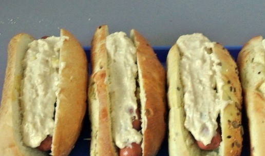 1. Этап. Хот-доги с сырным соусом: Сверху полить сырным соусом.