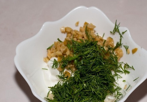 1. Этап. Сметанный соус к мясу: 5. Сметанный соус идеально сочетается не только с чесноком и оливками, но и с зеленью укропа. Шинкуем его мелко и отправляем к остальным ингредиентам.