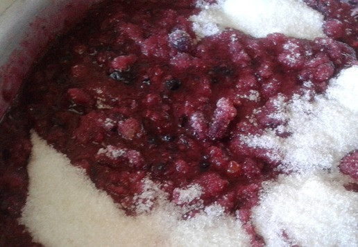 1. Этап. Варенье-желе из крыжовника и смородины: Постепенно ввожу сюда 4 кг сахара, вмешивая его частями, стараясь вмешать его равномерно. Делала это большой ложкой.