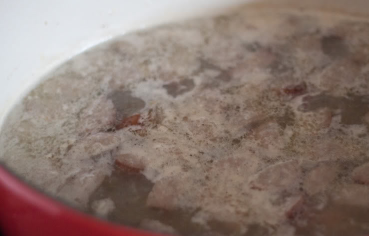 1. Этап. Немецкий суп с колбасками: Доведите до кипения. пусть покипит пять минут, затем добавьте морковь и оставьте кипеть ещё на пять минут.