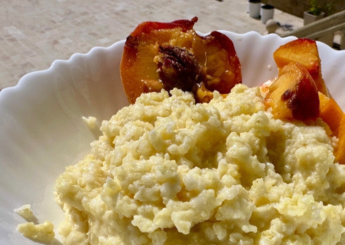 1. Этап. Манная каша без комочков. В мультиварке: «Смешной» вопрос, с которыми я столкнулся – рекомендации по рецептуре и технологиями «как эти всякие каши варить». Нет, правда, настолько разброс, например, по соотношениям жидкость-крупа, что диву даешься. Я почему, собственно, полез в справочники по рецептурам то? Так мультиварка, всё-таки не «просто кастрюля», есть разница. Вот и пришлось. Думал почерпну мудрости. Но! Ничего подобного. Всё, или почти всё, пришлось придумывать самому. Я уже рассказывал про пшенную кашу. Повторяться не стану, просто картинку покажу – как можно, что называется.