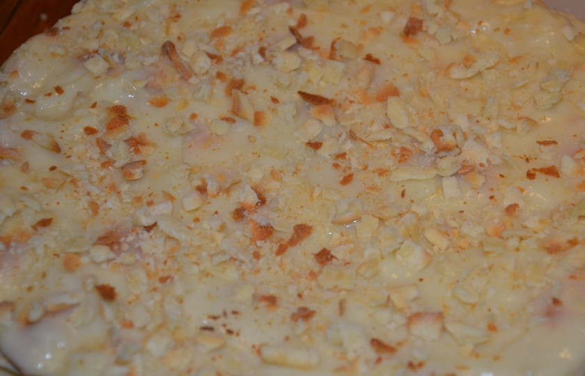 1. Этап. Слоеный Наполеон с заварным кремом: Пока коржи остывают, самое время заняться кремом: смешайте муку и сахар, добавьте к ним желтки яичные, влейте молоко. На небольшом огне, постоянно помешивая, доведите до загустения. Затем снимите с огня, добавьте ванилин по вкусу и масло сливочное, перемешайте. Соберите наполеон: коржи равномерно промазывайте кремом, по желанию, можете добавлять орешки измельченные.