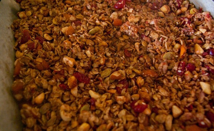 1. Этап. Гранола диетическая: Каждые 10 минут гранолу перемешивайте. После отведённого времени достаньте её остужать.