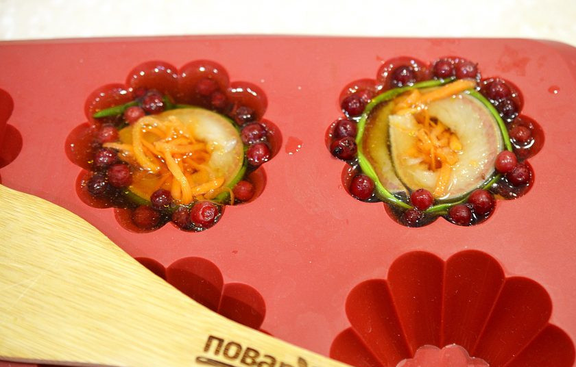 1. Этап. Сельдь в желе: 6. Залейте желатиновой массой.