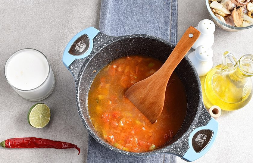 1. Этап. Суп из коктейля морепродуктов: Влейте рыбный бульон и проварите пару минут.