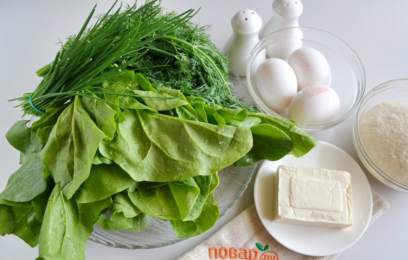 1. Этап. Пирог со шпинатом и укропом: Подготовьте продукты. Всю зелень тщательно вымойте, у шпината удалите ножки, понадобятся только листочки.