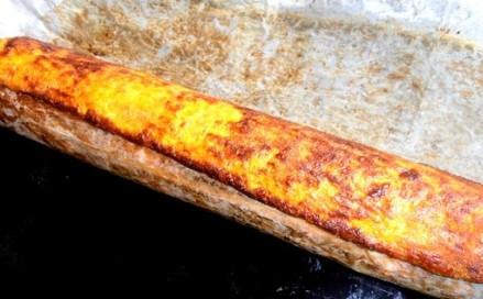 1. Этап. Морковный рулет с сырной начинкой: С помощью бумаги аккуратно заворачиваем в рулет.