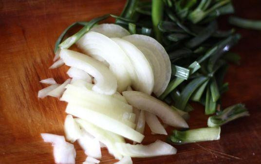 1. Этап. Пакора с зеленым луком: Зеленый лук порубить длинными кусочками, репчатый лук нарезать полукольцами.