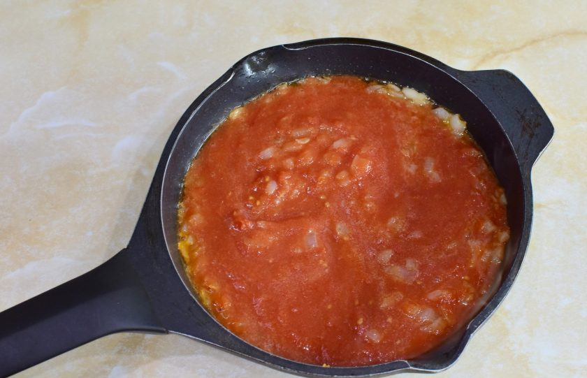 1. Этап. Классический соус Маринара: Затем выложите в сковороду помидоры в собственном соку. Их можно просто размять вилкой или измельчить погружным блендером. Перемешайте вместе с луком.