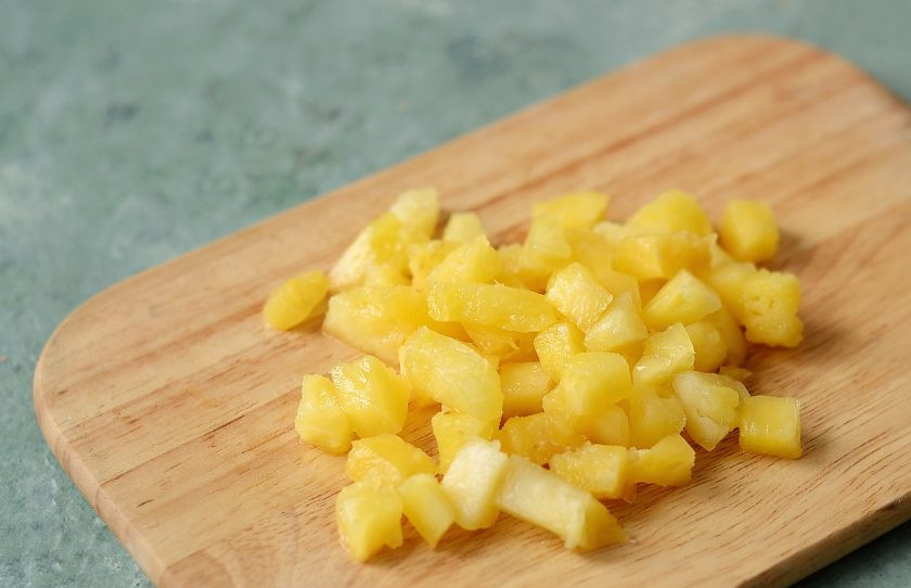 1. Этап. Варенье с кабачком и ананасом: Ананас нарежьте на мелкие кубики.