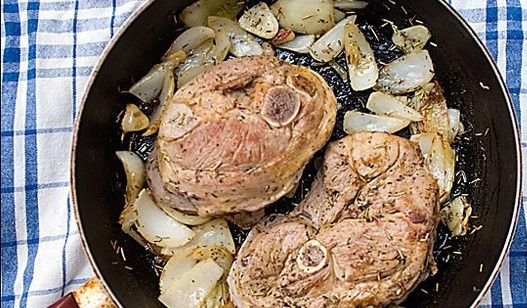 1. Этап. Говядина под кисло-сладким соусом: 2. А теперь добавим бульон и уменьшим огонь. Добавляем лук, чеснок, тимьян, перец и розмарин. Когда закипит, добавим также мед и лимонный сок. Аккуратно перемешаем, тушим на маленьком огне под крышкой полтора-два часа.