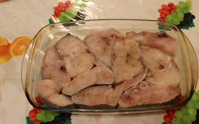 1. Этап. Филе трески в духовке под сыром: Посолите рыбку, поперчите, желательно добавить еще специй для рыбы или прованских трав. Сбрызните соком лимона (столовой ложки хватит).