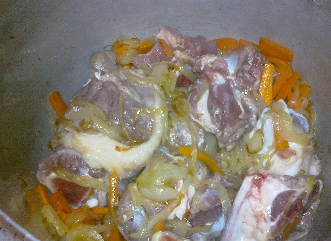 1. Этап. Плов из гречки: Выкладываем куски мяса в казан с морковкой и луком и прожариваем до полуготовности. Добавляем к мясу специи и соль.