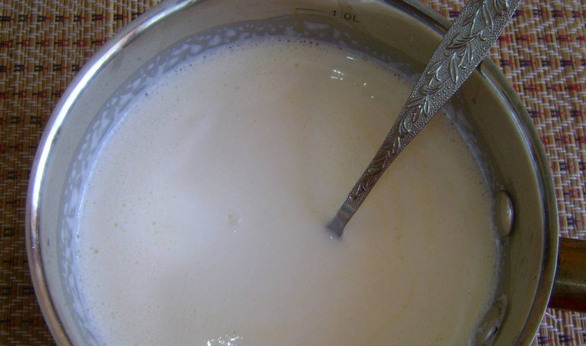 1. Этап. Ачма из лаваша в мультиварке: Взбейте яйцо с кефиром. Можно добавить измельченный чеснок и зелень, если есть желание.