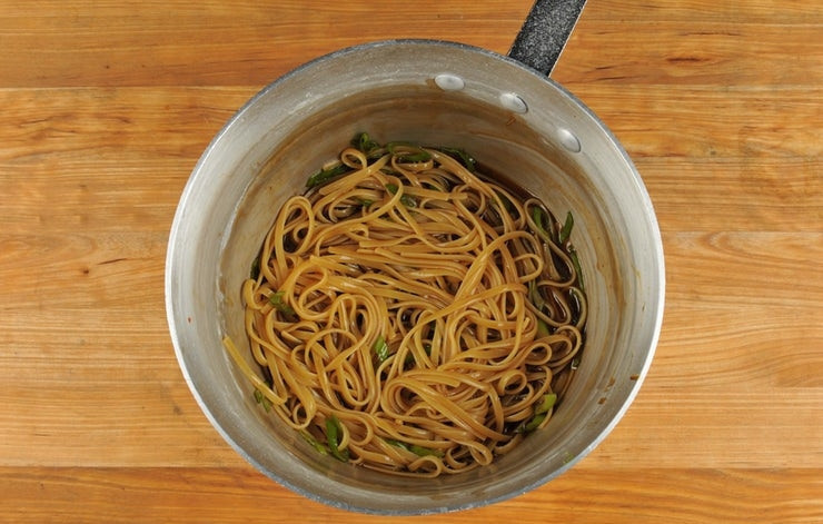 1. Этап. Паста терияки: После этого перемешайте пасту с заправкой и частью зелёного лука. Добавьте соль и перец по вкусу.