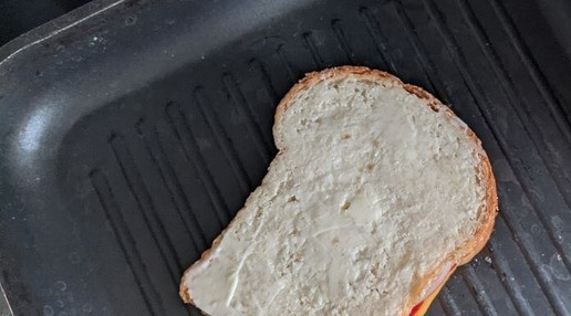 1. Этап. Сэндвич Брайбриджи: Накрываем этим тостом тост с сыром, помидорами и луком. Кладём на горячую сковороду-гриль (стороной смазанной маслом). Обжариваем 3-4 минуты, переворачиваем.