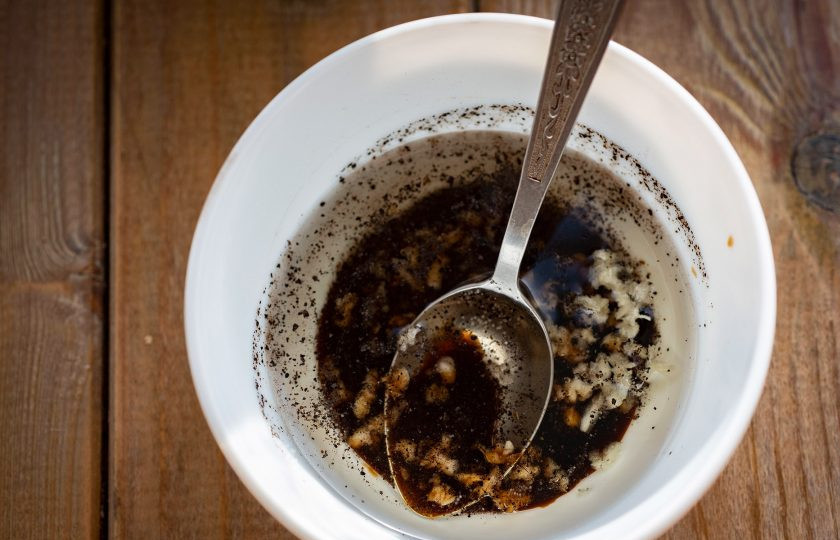 1. Этап. Салат с сельдереем и говядиной: Приготовьте заправку для салата. В мисочку залейте оливковое масло, соевый соус, выдавите через чеснокодавилку очищенные зубчики чеснока, добавьте соль и молотый перец. Перемешайте.