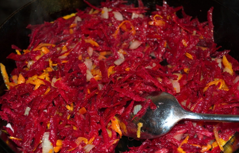 1. Этап. Борщ куриный: Можно подлить немного водички, чтобы зажарка легче тушилась.