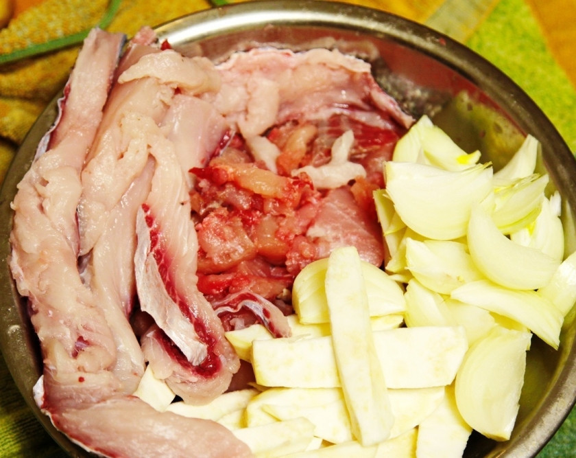 1. Этап. Фаршированная рыба: 3. Аккуратно острым ножом вырезаем в каждом кусочке мясо со стороны спины, отправляем в отдельную емкость. Туда же добавляем филе толстолобика или любой другой рыбы (у меня было именно такое). Добавляем лук и при желании хлебную мякоть, но это не обязательно (аналогичный фарш можно готовить и для котлет).