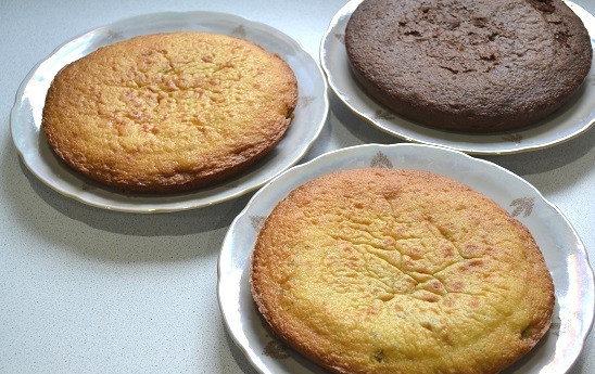 1. Этап. Торт Витязь: Готовые коржи как следует остудите.