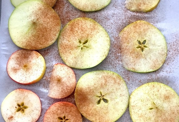 1. Этап. Чипсы из яблок: 1. Вымойте яблоки, нарежьте яблоки с помощью мандолины или другой терки тонкими кольцами. Выложите яблоки на противень, застеленный пергаментом, посыпьте специями.