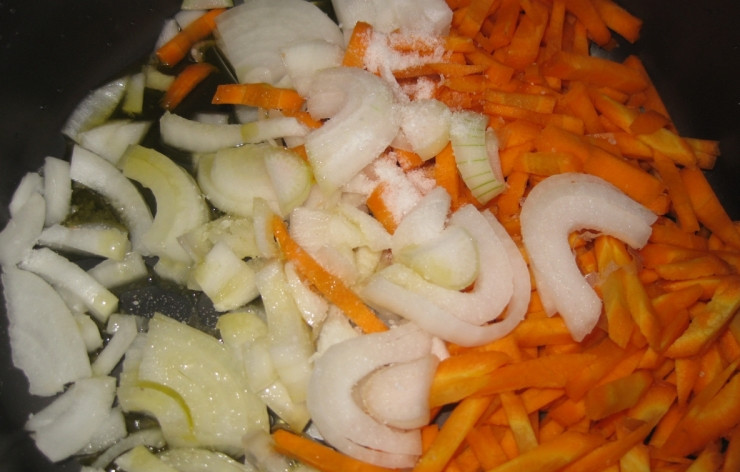 1. Этап. Рыба с овощами в мультиварке: В чашу мультиварки наливаем оливковое масло и включаем режим 