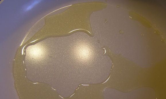 1. Этап. Сухари на сковороде: Сковороду разогреваем и смазываем маслом.