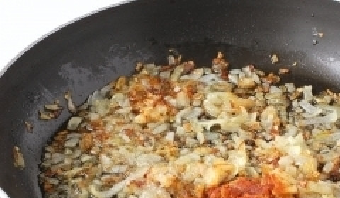 1. Этап. Морковные котлеты постные: Добавляем к луку соль, перец, паприку.