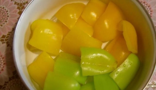 1. Этап. Шурпа по-домашнему: Добавьте картофель варите 10 минут, затем добавьте перец порезанный крупно, зелень. Варите еще 10 минут.