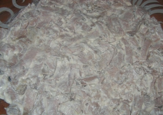 1. Этап. Салат Санта Клаус: Первым слоем салата выложите мясо на плоскую тарелку.