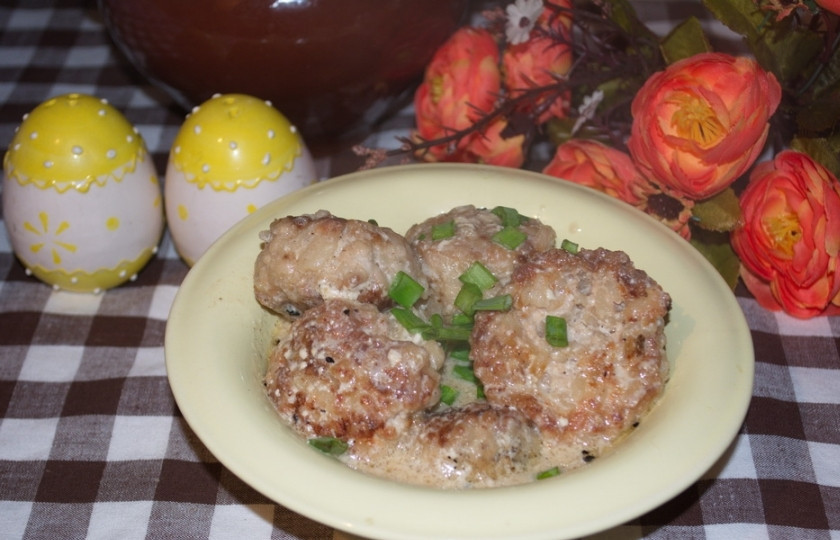 1. Этап. Куриные тефтели в сметанном соусе: Запекаем в духовке, закрыв емкость с тефтелями крышкой. Время запекания — 30 минут, температура в духовке 220 градусов.