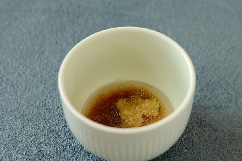 1. Этап. Маковая заправка для салата: Взбейте блендером уксус и горчицу вместе с сахаром, солью и чесночным порошком.