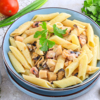 Паста с мидиями, креветками и кальмарами