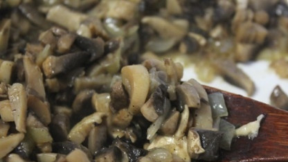 1. Этап. Жюльен из языка: Обжаривайте до испарения жидкости. Лук побледнеет, грибы станут мягкими и поменяют цвет. Посолите и поперчите по вкусу.