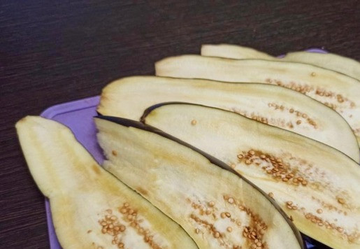 1. Этап. Баклажаны, запеченные с плавленым сыром: Баклажан нарезать пластинками, толщиной примерно1 см.