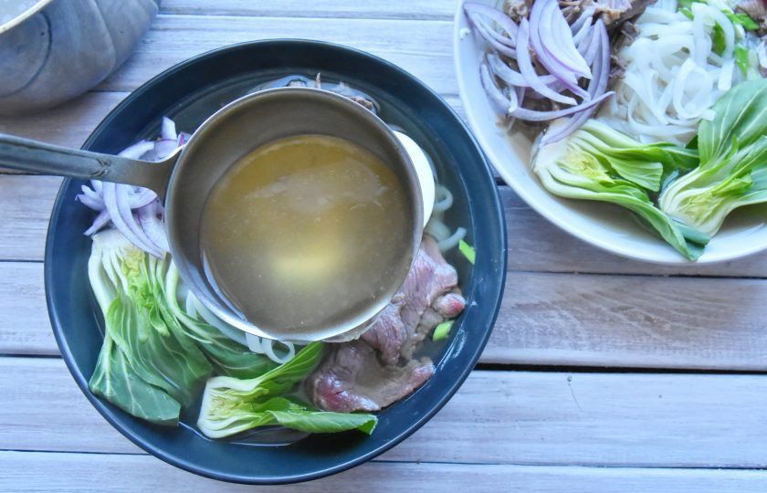 1. Этап. Фо бо (классический рецепт): Влейте кипящий бульон, стараясь попасть на слайсы сырой говядины. Под действием горячего бульона мясо поменяет цвет и дойдет до готовности.