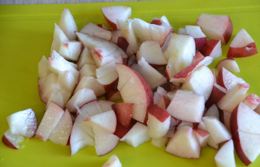 1. Этап. Виндалу из свинины с нектаринами: Нарежьте кусочками 2 нектарина, один нектарин нарежьте дольками.