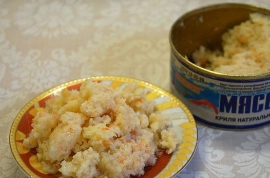 1. Этап. Салат из мяса криля: 1. Мясо криля перекладываем из банки в тарелку.