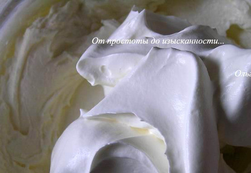 1. Этап. Рулет на сгущёнке с миндалём: Сливки взбейте до устойчивости, добавьте в крем.