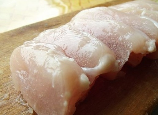 1. Этап. Куриные отбивные в кляре: Куриное филе нарезать на ломти толщиной примерно 1 сантиметр.