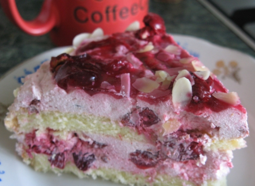 1. Этап. Вишневый крем для торта: Украсит торт с вишневым кремом можно все той же вишней и миндальными лепестками. Кстати, торт, как и крем, в холодном виде гораздо вкуснее. Приятного чаепития!