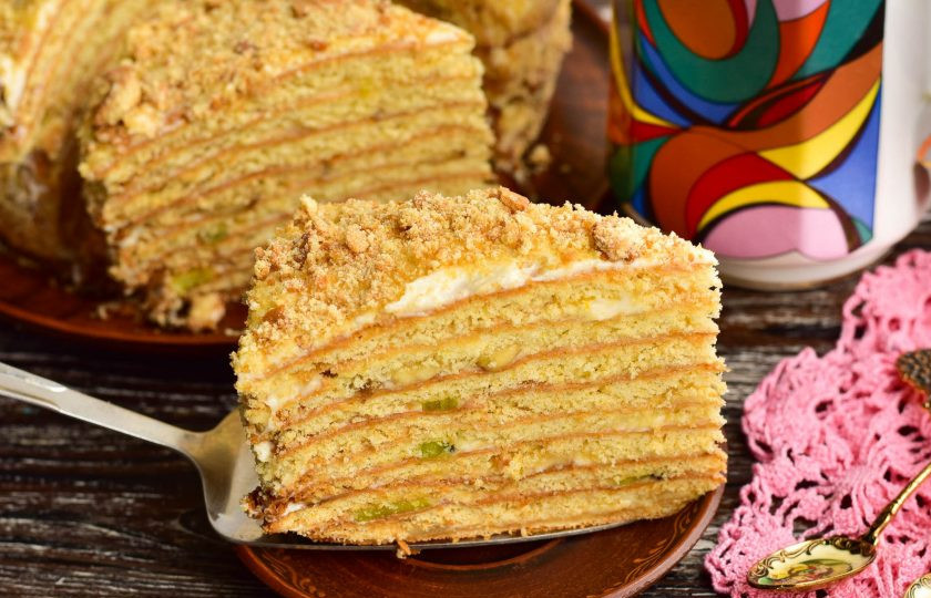 1. Этап. Медовик с бананом и киви: Дайте торту постоять для пропитки 1-2 часа. Затем нарежьте его на куски и подавайте к столу.