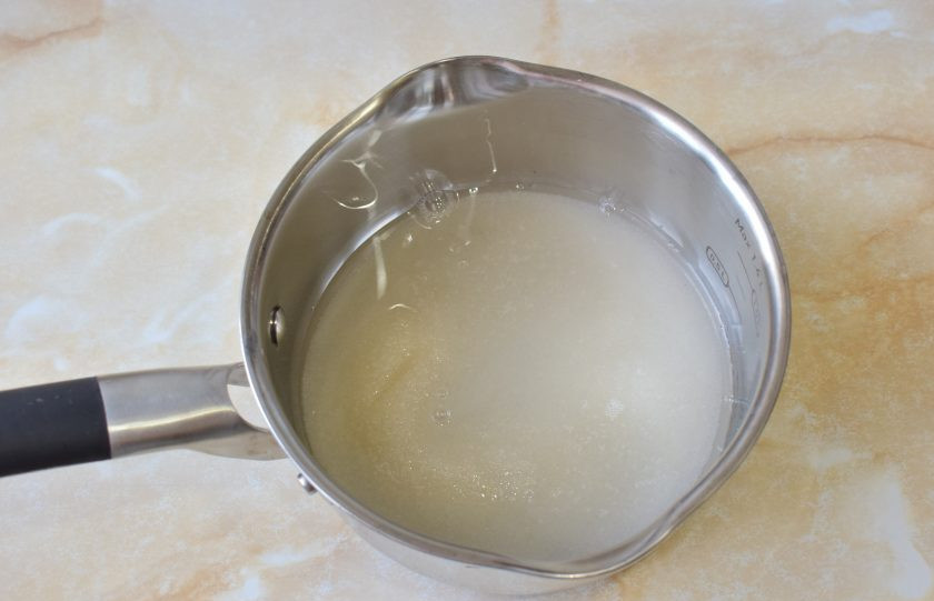 1. Этап. Домашние леденцы без формочек: Затем добавьте воду и поставьте на огонь. Доведите до кипения. Помешивайте, чтобы сахар растворился.