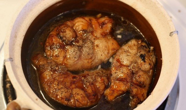 1. Этап. Тушеная зубатка: Затем влейте карамельный соус, а также добавьте лучок, имбирь и чеснок из маринада.